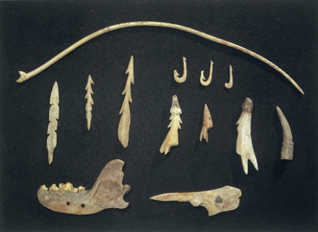貝鳥貝塚ほかから出土した、獣骨などで作られた漁労の道具と装身具類