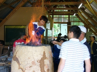 燃えさかる炉に砕いた木炭と砂鉄を投入すると炎が吹き上がります