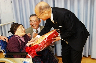 100歳の誕生日を迎えた小野寺はるさん