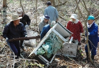 家電製品など、粗大ごみを回収する地域住民