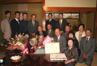 大勢の親族に囲まれて晴れやかな表情の菅原ヤエ子さん（前列中央）