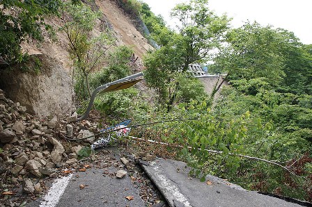 真湯七曲り付近の崩落した国道342号。約100メートルにわたって道路が完全に崩れ落ちている