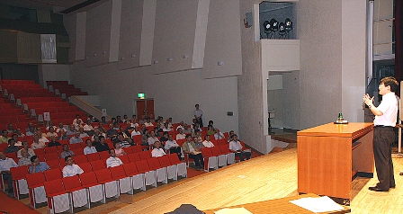 7月13日、櫻井常矢・高崎経済大学地域政策学部准教授（右）を講師に迎え大原公民館で催された講演会