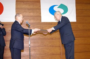 浅井市長（左）から感謝状を贈られる宇部支部長