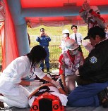 市内の看護学校の生徒が負傷者にふんし、医師・看護師らが仮設診療所で応急処置を行った集団救急活動訓練