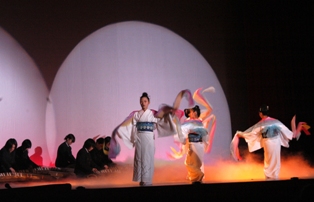 千厩高筝曲部の演奏と梅寿会の踊りで幻想的に極楽浄土を表現