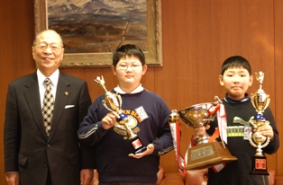 全国大会出場を決めた木村君（右）と県大会第３位に輝いた佐藤君（中央）
