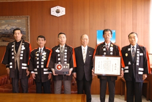 浅井市長（右から3人目）に受賞報告した大森団長（右端）ほか市消防団関係者の皆さん
