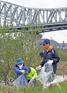 参加したボランティアの皆さんが河川敷を清掃