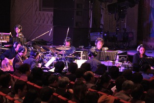 仙台を拠点に活動する8人の演奏家が上田亨さん作曲のオリジナル曲を時にひそやかに、時に激しく奏でた