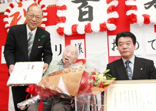 100歳の誕生日を迎え、感謝の気持ちを述べた伊藤ヲリさん