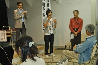 増子正東北学院大准教授（左）の進行で体験の感想を述べる参加者