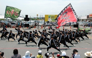 奥州前沢よさこいフェスタで演舞する本寺小児童