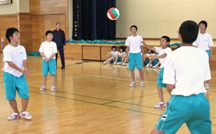 元全日本代表の坂本清美さんを講師に迎えたバレーボール教室