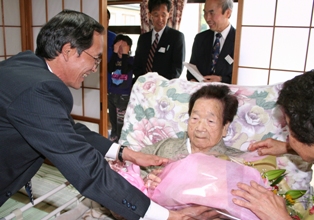 100歳を迎えた藤村ツルさん
