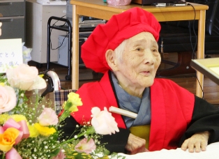 100歳を迎えた奈良井千代保さん