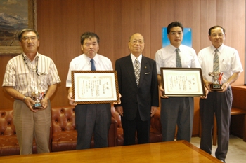 皆川明文さん（右から２人目）、佐藤久吉さん（藤沢町・左から２人目）ら関係者が訪問