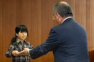勝部市長（右）から表彰状の伝達を受けた千葉未紗稀さん　