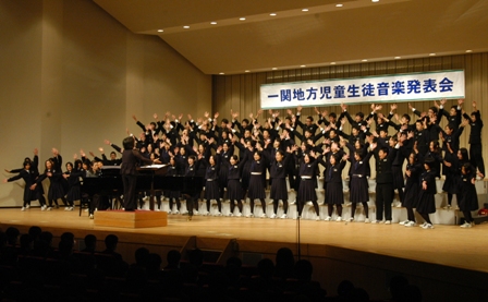 一関地方児童・生徒音楽発表会の席上、磨き上げたハーモニーで観客を魅了した桜町中学校特設合唱部員