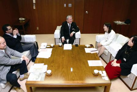 人づくりをテーマに多くのヒントが示された座談会の模様。左から佐藤公一さん、小野仁志さん、勝部市長、永澤由利さん、鈴木須美子さん