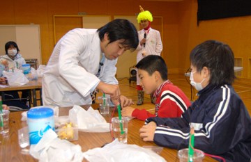 鉛筆電池を作り水の電気分解と発電を体験する児童たち