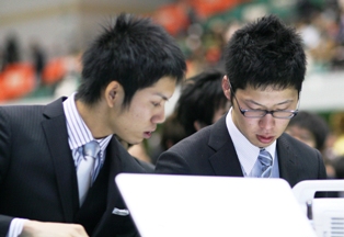 パソコン操作を担当した千葉健也さん（左）、小野寺晃宏さん