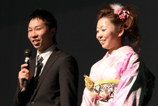 オープニング、テーマの意味を説明した小野寺健太さん（左）、高橋真美さん
