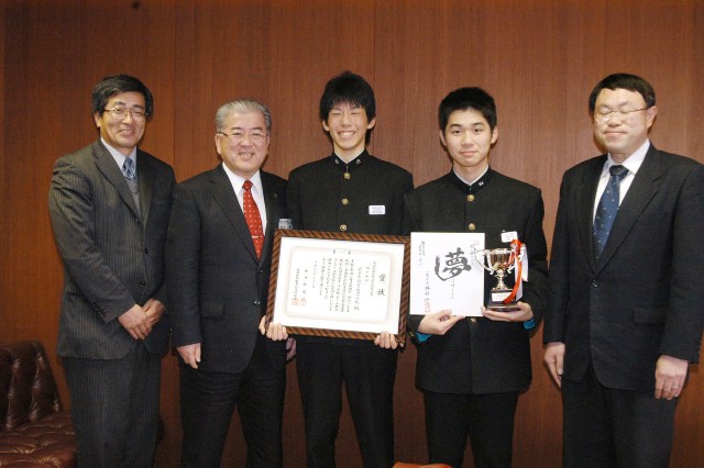 菊池君（中央）、千葉君（右から2番目）らが訪れ学校新聞の取り組みを報告しました