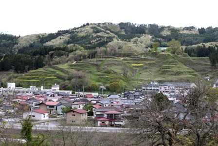 大原の市街地を見下ろす高台に位置する山吹城跡。あずまやのある場所が本丸跡