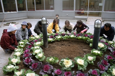 病院内の花壇に苗を植える「花めぐり勝手に応援する会」会員