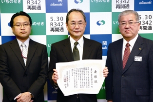 表彰状を手にする川上社長（中央）と伊藤総務部長（左）