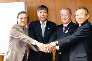 協定調印後、握手を交わす左から関会長、根本会長、勝部市長、長澤会長
