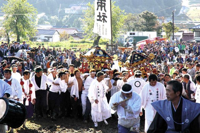 昭和60年1月、国の重要無形民俗文化財に指定された室根神社祭のマツリバ行事