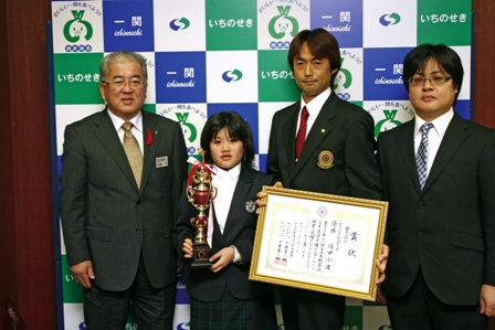 河田小波さん（左から２番目）