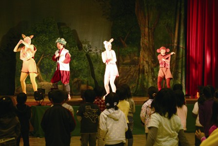 共演をして劇を盛り上げた門崎小学校の児童たち