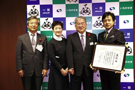 喜びを語った金秀也会長（右はじ）、林崎恵美子副校長（左から２人目）