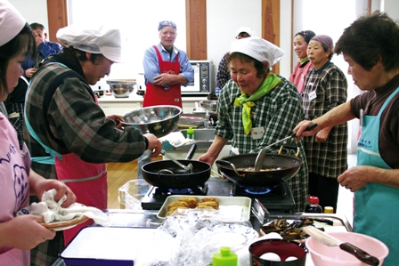 地元で採れたタケノコで４種類の料理を習った参加者