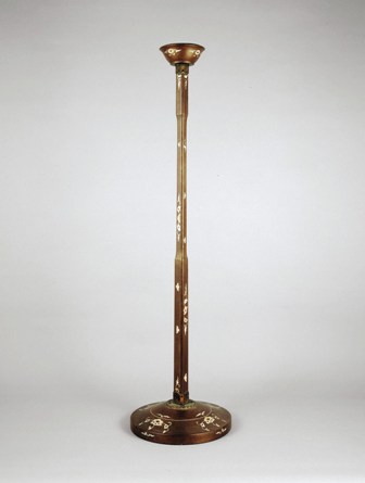 中尊寺経蔵の堂内具として使われてきた螺鈿平塵灯台（複製　原資料国宝　中尊寺蔵）開催中のテーマ展「あかり」で展示中です