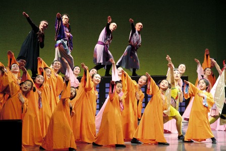 56人が力強く演じたミュージカル「平泉」（写真提供：岩手日日新聞社）