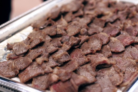 ブランド牛肉食べ比べのコーナーには、シンプルな調理法で肉のうまみを味わってもらおうと一口ステーキが提供されました