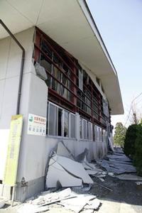 再び襲った震度6弱の余震で、外壁が大きく崩落した萩荘公民館