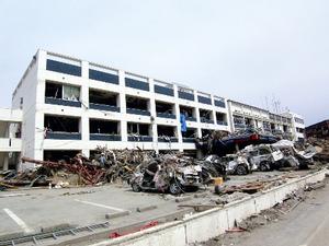 かろうじて倒壊は免れたものの津波に飲み込まれた陸前高田市庁舎