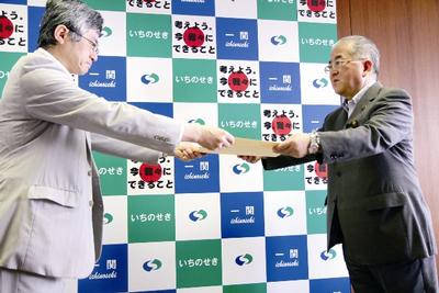 井澤局長（右）から表彰状を受け取る勝部市長