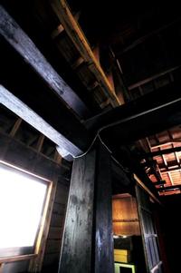 気仙大工が数年の歳月をかけて建てた古民家は築130年。ケヤキを使った太さ45 ～ 60センチの通し柱や長さ18 メートルの梁などに圧倒される