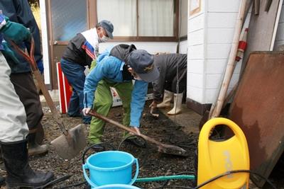 市内舞川で行われた自治集会所の低減対策作業