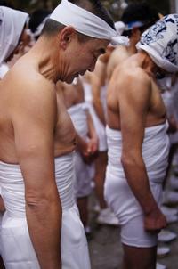 八幡神社境内で行われた祈願。祈りを込めこうべを垂れる裸男
