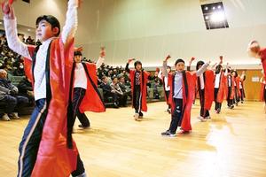 出演団体のトップを飾った摺沢小学校の元気あふれる演舞