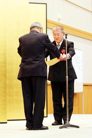 黄川田徹総務副大臣から表彰状を受け取る勝部市長