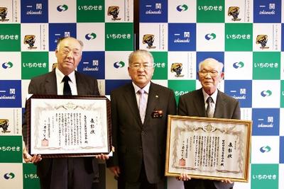 勝部市長（中）に受賞を報告した松山会長（右）と菅原会長（左）