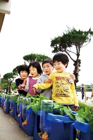 アサガオを育てる千厩小1年の左から渡邉柑生さん、佐藤風花さん、千葉優さん、阿部創太さん